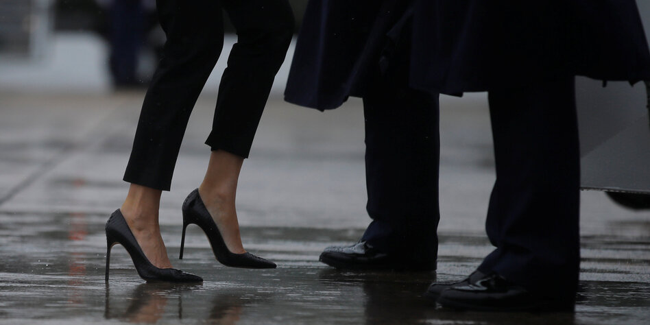 Trumps High Heel Affäre Wenn Politiker im Regen stehen Was für ein Fettnäpfchen: Melania Trump reist mit High Heels