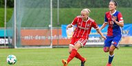 Mandy Islacker vom FC Bayern vor Lucia Ondrusova vom FC Basel