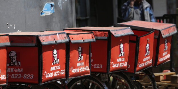 Eine Reihe von KFC-Auslieferboxen auf Fahrrädern Eine Reihe von KFC-Auslieferboxen auf Fahrrädern