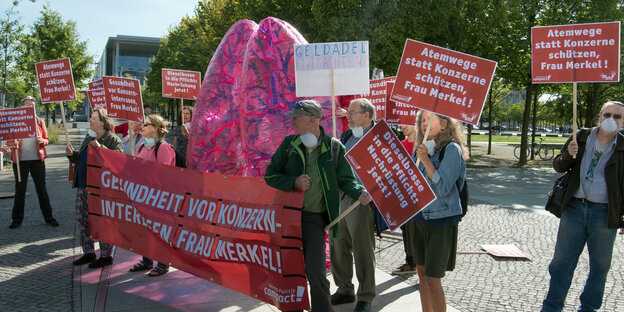 Demonstranten protestieren gegen die Diesel-Koalition