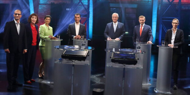 Die Kanditatinnen und Kandidaten des TV-Duells stehen im Studio Die Kanditatinnen und Kandidaten des TV-Duells stehen im Studio
