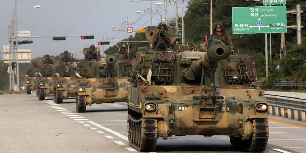 Fünf Panzer auf einer Straße Fünf Panzer auf einer Straße