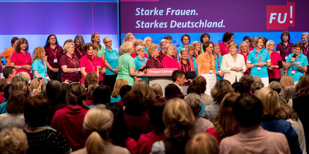 Viele frauen um Angela Merkel