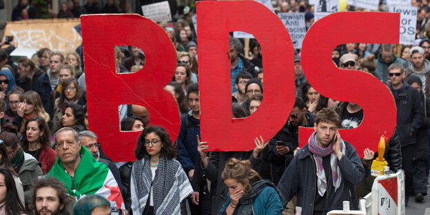 DemonstrantInnen tragen den Schriftzug "BDS" DemonstrantInnen tragen den Schriftzug "BDS"