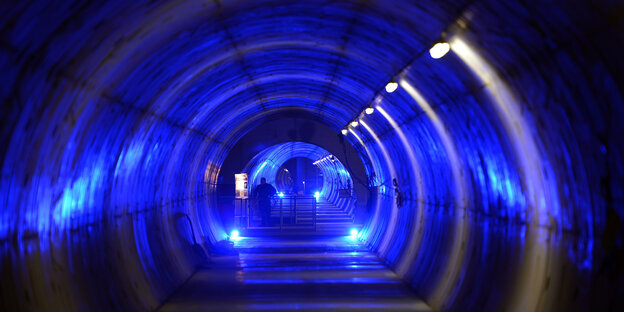 Ein mit blauem Licht beleuchteter Tunnel Ein mit blauem Licht beleuchteter Tunnel