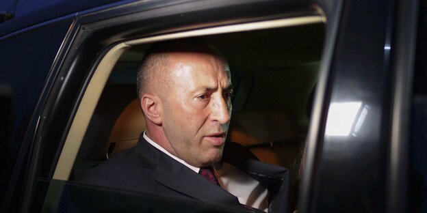 Ramush Haradinaj sitzt in einem schwarzen Auto Ramush Haradinaj sitzt in einem schwarzen Auto