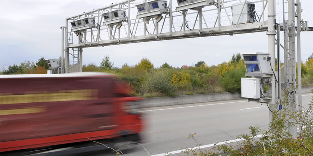 Ein LKW fährt an einer Mautstelle vorbei Ein LKW fährt an einer Mautstelle vorbei