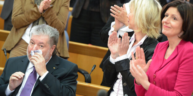 SPDler Kurt Beck trocknet sich die Tränen mit einem Taschentuch ab