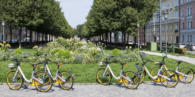 Fahrräder abgestellt in der Mitte einer Allee in München Fahrräder abgestellt in der Mitte einer Allee in München