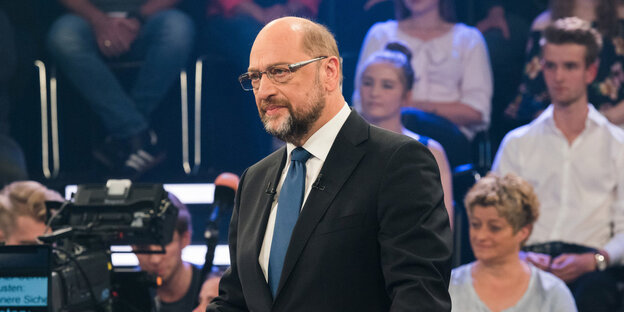 Martin Schulz steht in einem Fernsehstudio und guckt ernst Martin Schulz steht in einem Fernsehstudio und guckt ernst