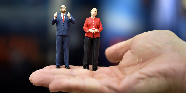 Zwei Miniaturfiguren, die wie Merkel und Schulz aussehen Zwei Miniaturfiguren, die wie Merkel und Schulz aussehen