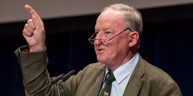 Gauland im Porträt an einem Rednerpult Gauland im Porträt an einem Rednerpult