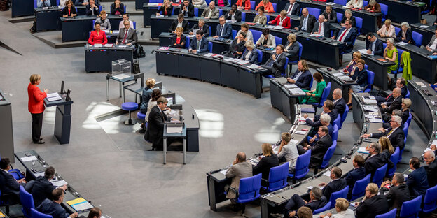 Im Bundestag sitzen Abgeordnete auf ihre Stühlen Im Bundestag sitzen Abgeordnete auf ihre Stühlen