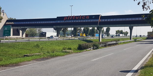 Blick auf eine Autobahnbrücke Blick auf eine Autobahnbrücke