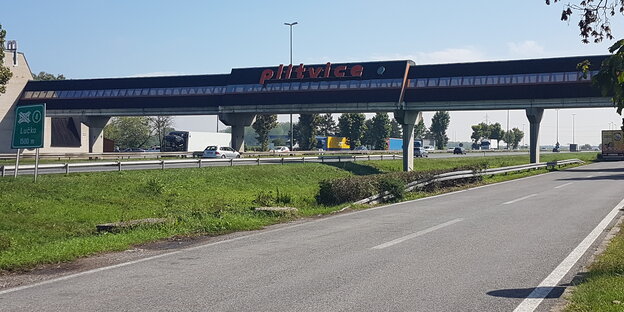 Blick auf eine Autobahnbrücke