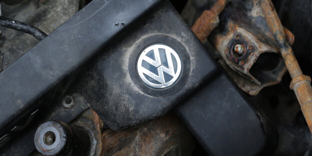 Ein VW-Logo inmitten eines auseinandergebauten Motors Ein VW-Logo inmitten eines auseinandergebauten Motors