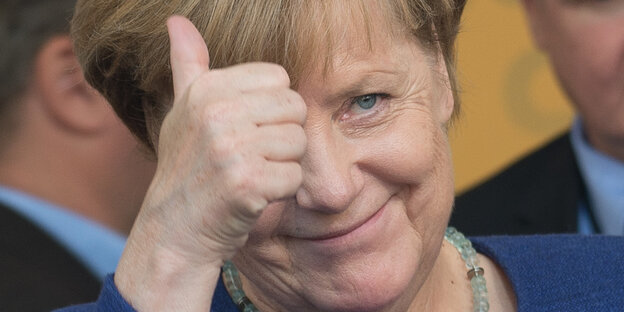 Angela Merkel zeigt ihren Daumen Angela Merkel zeigt ihren Daumen