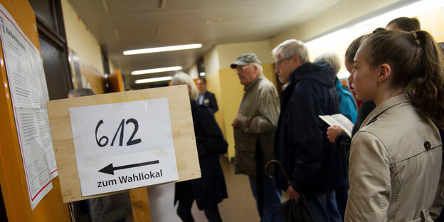 Wartende vorm Wahllokal Wartende vorm Wahllokal
