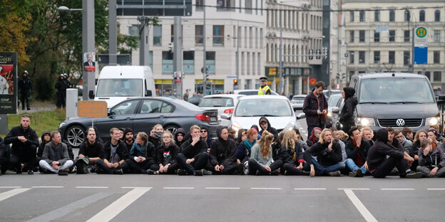 Menschen sitzen in einer Reihe auf dem Boden. Menschen sitzen in einer Reihe auf dem Boden.