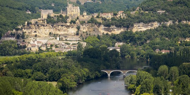 Eine Flusslandschaft mit Burg Eine Flusslandschaft mit Burg