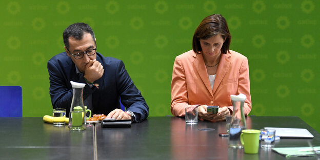 Cem Özdemir und Katrin Göring-Eckardt sitzen nebeneinander und tippen auf ihren Smartphones Cem Özdemir und Katrin Göring-Eckardt sitzen nebeneinander und tippen auf ihren Smartphones