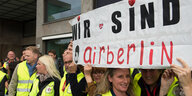 Menschen halten ein Schild hoch, auf dem "Wir sind airberlin" steht