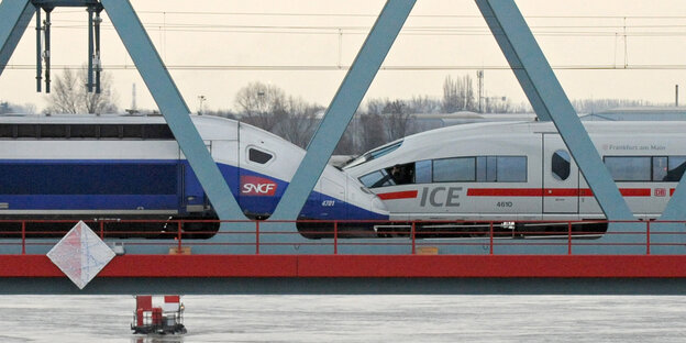 Begegnung eines TGV mit einem ICE auf einer Brücke Begegnung eines TGV mit einem ICE auf einer Brücke