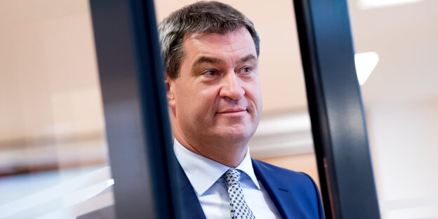 Ein Mann vor einer Schiebetür aus Glas Ein Mann vor einer Schiebetür aus Glas