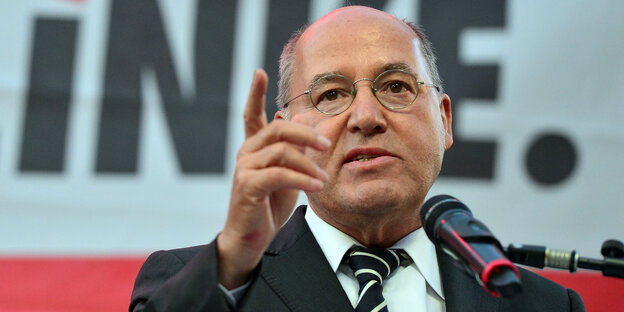 Gregor Gysi spricht an einem Pult Gregor Gysi spricht an einem Pult