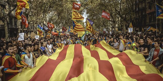 Studenten demonstrieren am 28.09.2017 in Barcelona (Spanien) für das Referendum über eine Unabhängigkeit Kataloniens. Studenten demonstrieren am 28.09.2017 in Barcelona (Spanien) für das Referendum über eine Unabhängigkeit Kataloniens.