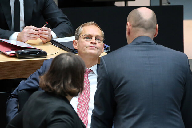 Der Regierende Bürgermeister von Berlin, Michael Müller (SPD), verfolgt am 28.09.2017 im Abgeordnetenhaus in Berlin die Debatte um die Schlussfolgerung aus dem Volksentscheid über die Offenhaltung des Flughafens Tegel