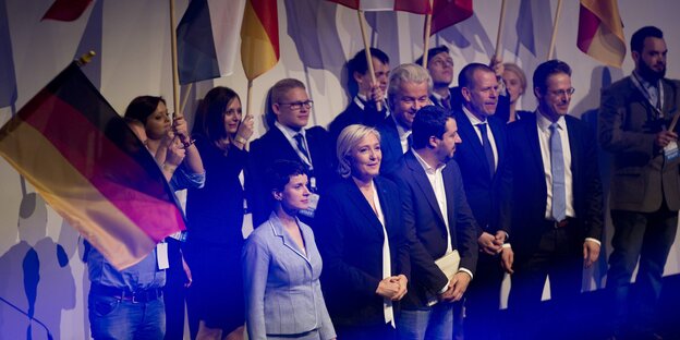 Foto der Mitglieder von der Europäischen Nationalen Front Anfang 2017