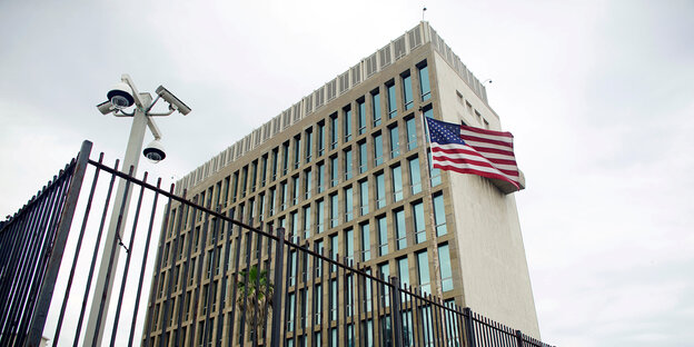 Amerikanische Flagge vor einem Hochhaus