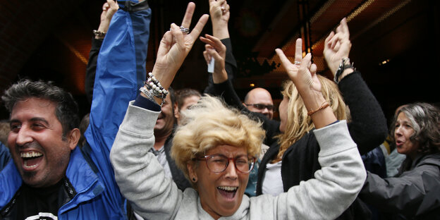 Eine Ansammlung von Menschen und Flaggen, dicht beeinander, auf einem Platz in Barcelna Eine Ansammlung von Menschen und Flaggen, dicht beeinander, auf einem Platz in Barcelna