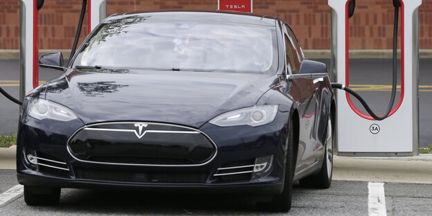 Ein E-Auto des US-Herstellers Tesla an einer Ladesäule Ein E-Auto des US-Herstellers Tesla an einer Ladesäule