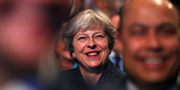 Theresa May lacht beim Parteitag der Tories Theresa May lacht beim Parteitag der Tories
