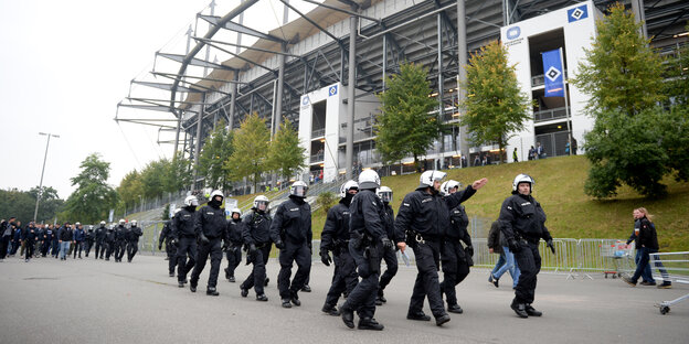 eine gruppe Polizisten geht vor dem Volksparkstadion in Hamburch eine gruppe Polizisten geht vor dem Volksparkstadion in Hamburch