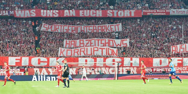 Transparent mit der Aufschrift "Fick dich DFB" in der Bayernkurve Transparent mit der Aufschrift "Fick dich DFB" in der Bayernkurve