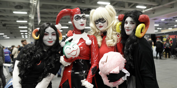 Frauen haben sich mit Kostümen von Comicfiguren verkleidet Frauen haben sich mit Kostümen von Comicfiguren verkleidet