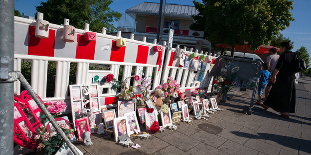 Eine Absperrung, Bilder und Blumen Eine Absperrung, Bilder und Blumen