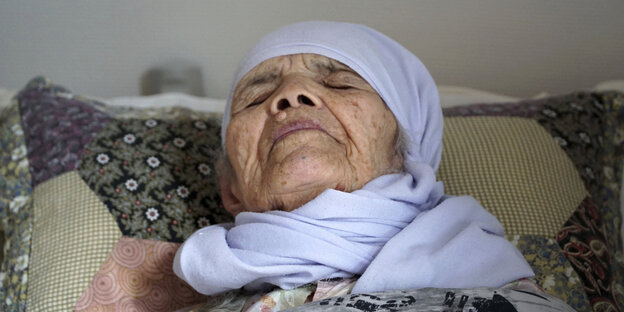 Die 106-jährige Geflüchtete Bibihal Uzbek liegt auf einem Bett Die 106-jährige Geflüchtete Bibihal Uzbek liegt auf einem Bett