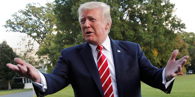 Donald Trump macht eine fragende Geste Donald Trump macht eine fragende Geste