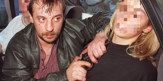 eiselnehmer Dieter Degowski, links, haelt der Geisel Silke Bischoff am 18. Aug. 1988 in einem Auto in Koeln eine Waffe an den Kopf. eiselnehmer Dieter Degowski, links, haelt der Geisel Silke Bischoff am 18. Aug. 1988 in einem Auto in Koeln eine Waffe an den Kopf.