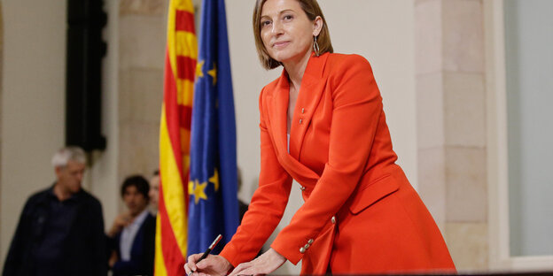 Carme Forcadell unterschreibt im Parlament ein Papier Carme Forcadell unterschreibt im Parlament ein Papier