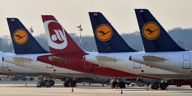 Flugzeuge der Lufthansa und der Air Berlin stehen auf dem Flughafen Flugzeuge der Lufthansa und der Air Berlin stehen auf dem Flughafen
