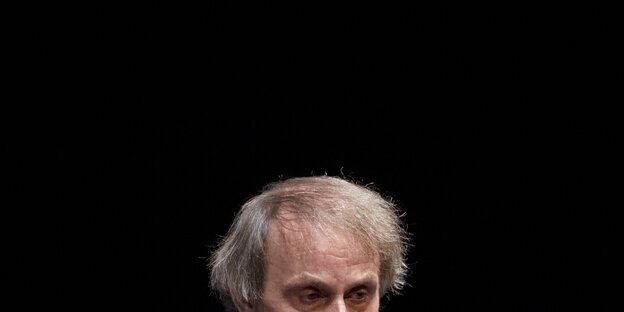 Angeschnittenes Houellebecq vor schwarzem Hintergrund Angeschnittenes Houellebecq vor schwarzem Hintergrund