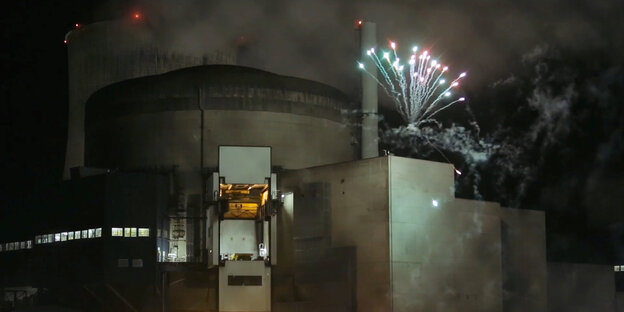 Feuerwerk über einem Atomkraftwerk Feuerwerk über einem Atomkraftwerk