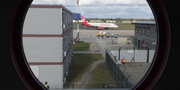 Air Berlin Flugzeug rollt auf Landebahn, Schwarzer Rand um das Flugzeug herum Air Berlin Flugzeug rollt auf Landebahn, Schwarzer Rand um das Flugzeug herum
