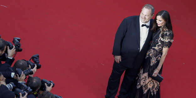 Harvey Weinstein, neben ihm Ambra Battilana Gzetierrez auf dem roten Teppich. Fotografen richten ihre Objektive auf die beiden Harvey Weinstein, neben ihm Ambra Battilana Gzetierrez auf dem roten Teppich. Fotografen richten ihre Objektive auf die beiden