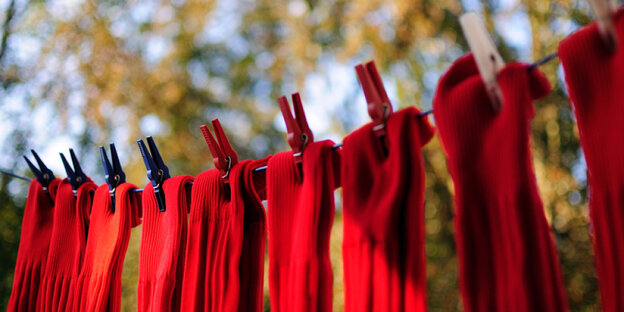 Rote Socken auf einer Leine Rote Socken auf einer Leine